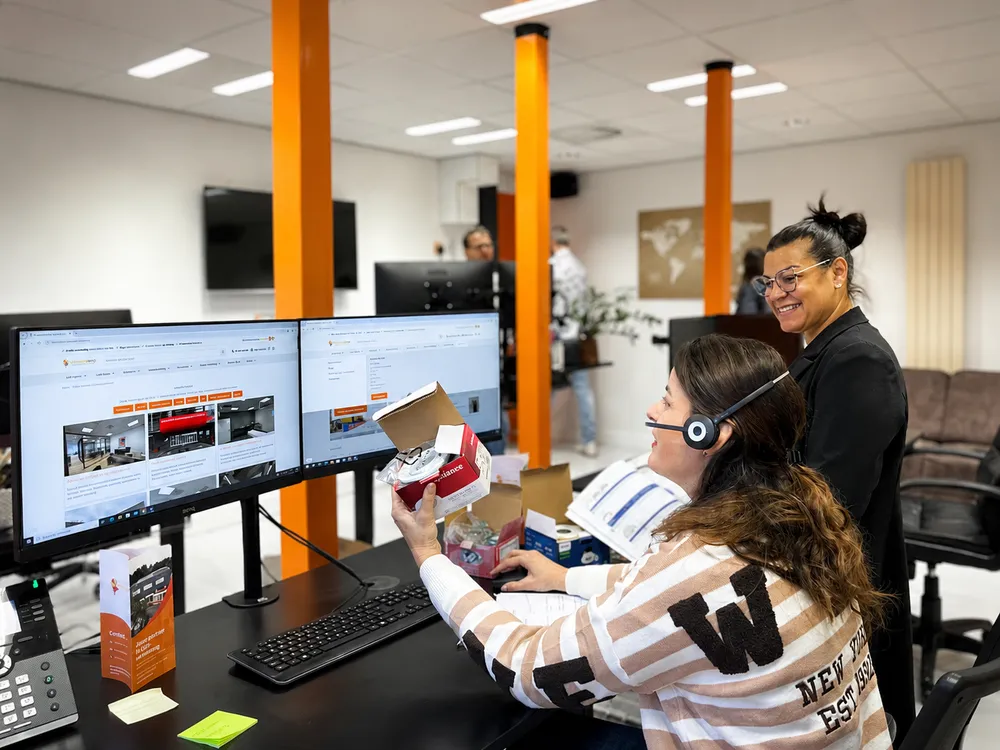 Collega's van Hollandlamp aan het werk op kantoor in Heerhugowaard